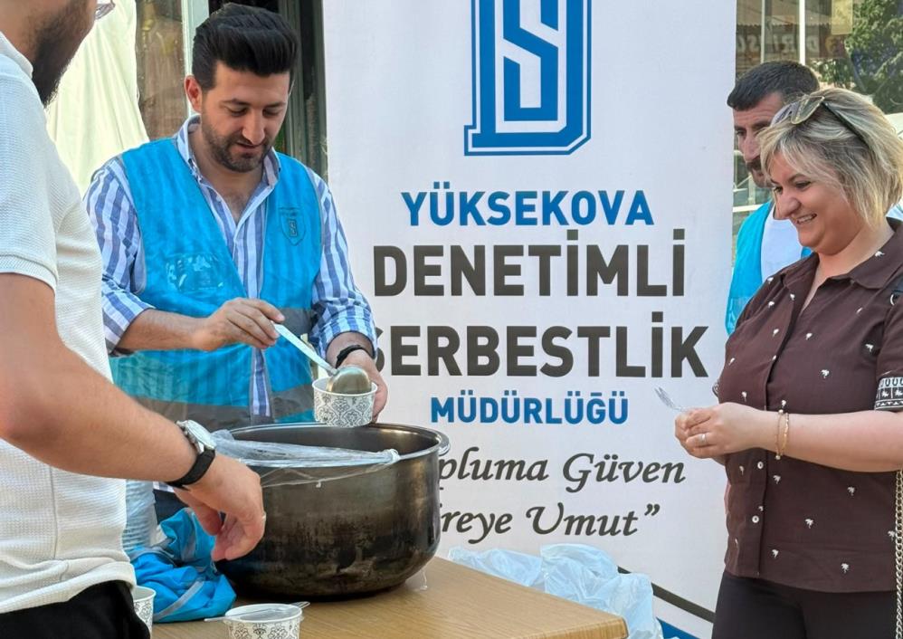 Yüksekova’da vatandaşlara aşure ikramı