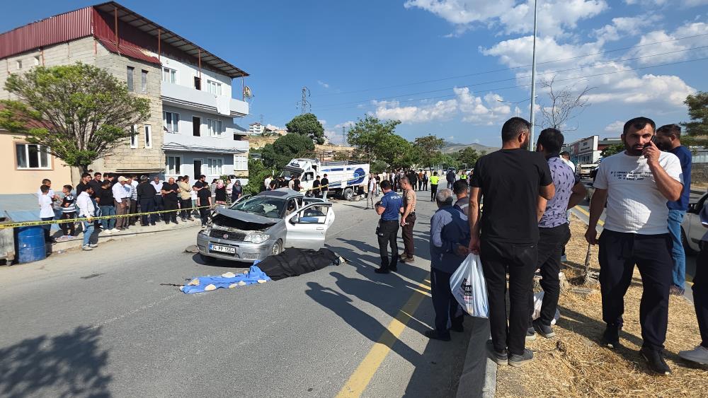 Van’da otomobil kamyonetle çarpıştı: 1 ölü, 4 yaralı