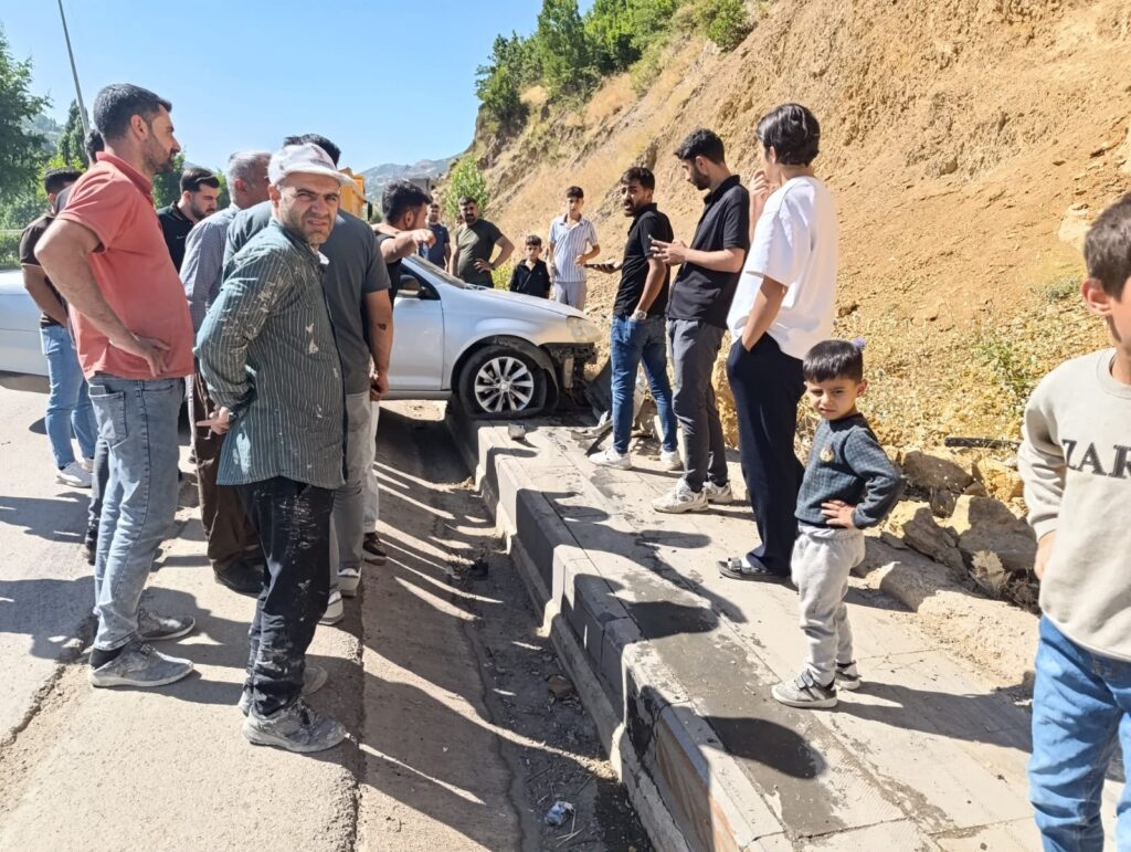 Şemdinli’de Direksiyon Hakimiyetini Kaybeden Sürücü Kanala Çarptı