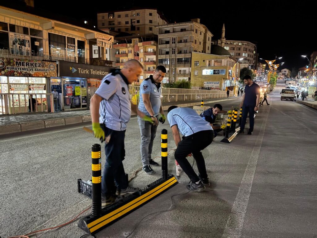 Şemdinli’de Cadde ve Kavşaklarda Trafik Çizgileri Yenilendi