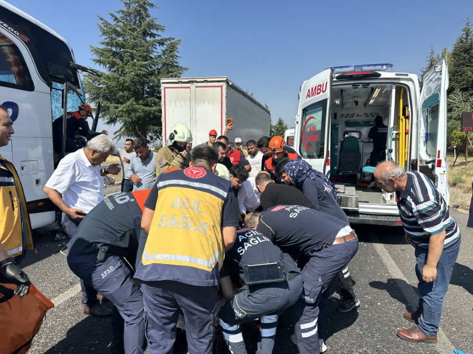 Yolcu otobüsü kamyona çarptı: 1’i ağır 8 yaralı
