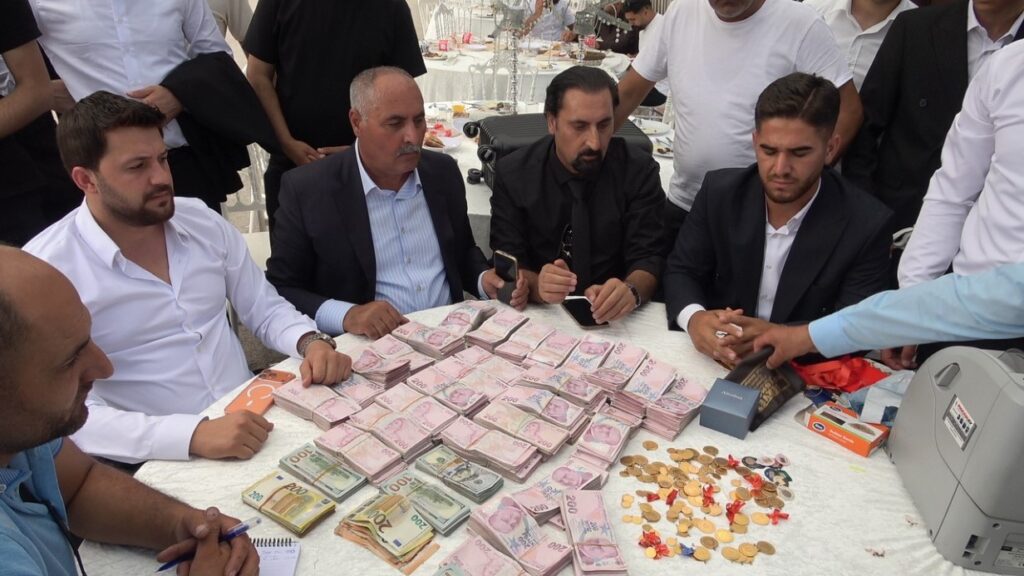 Van’da paraların havada uçuştuğu düğün: Damada yaklaşık 20 milyon TL, geline kilolarca altın takıldı
