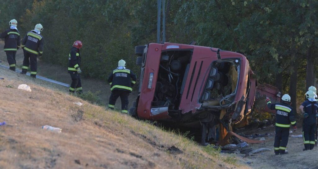 Polonyalı turistleri taşıyan otobüs Macaristan’da kaza yaptı: 12 ölü