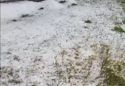 Kars’ta dolu yağışı Bulanık köyünü beyaza bürüdü