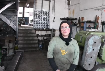 Sanayinin genç kadın tornacısı