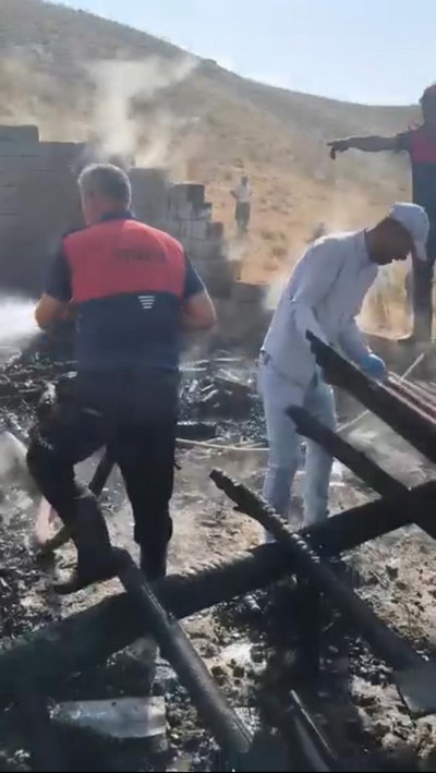 Hakkari’de çıkan yangında bir ev kullanılamaz hale geldi