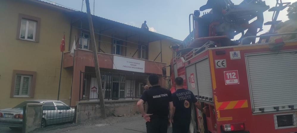 Hakkari’de çatıda mahsur kalan işçi kurtarıldı