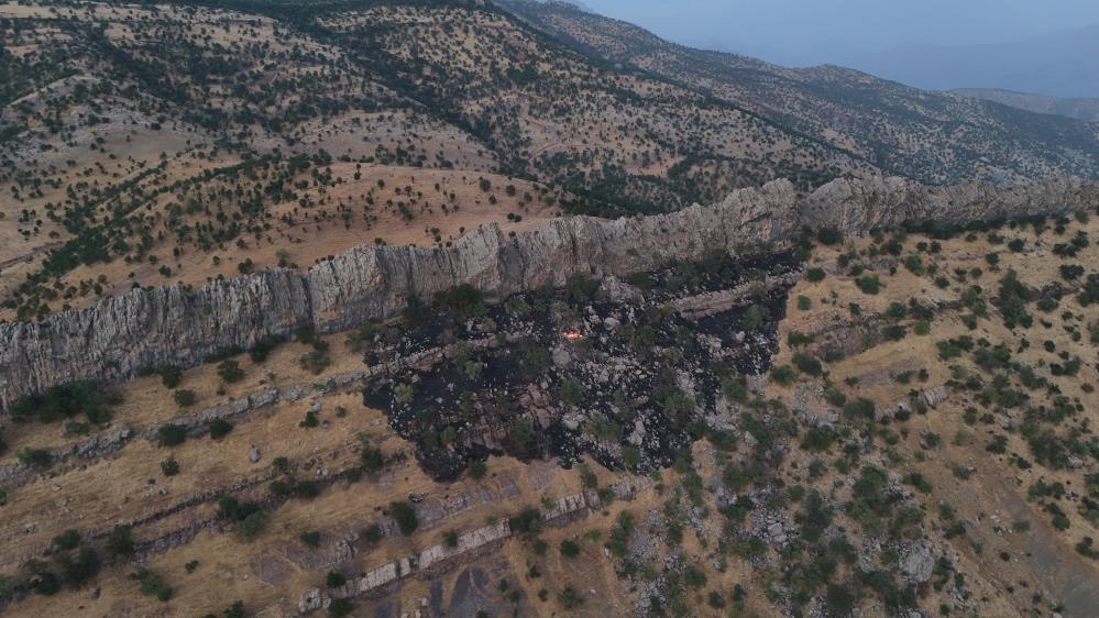 Ormanlık alanda çıkan yangını köylüler söndürdü