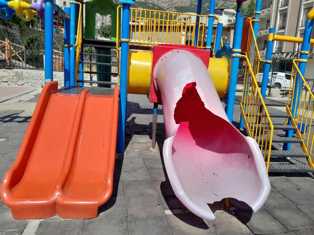 Şemdinli’de Çocuk Parkındaki Hasarlı Oyun Grupları Tehlike saçıyor