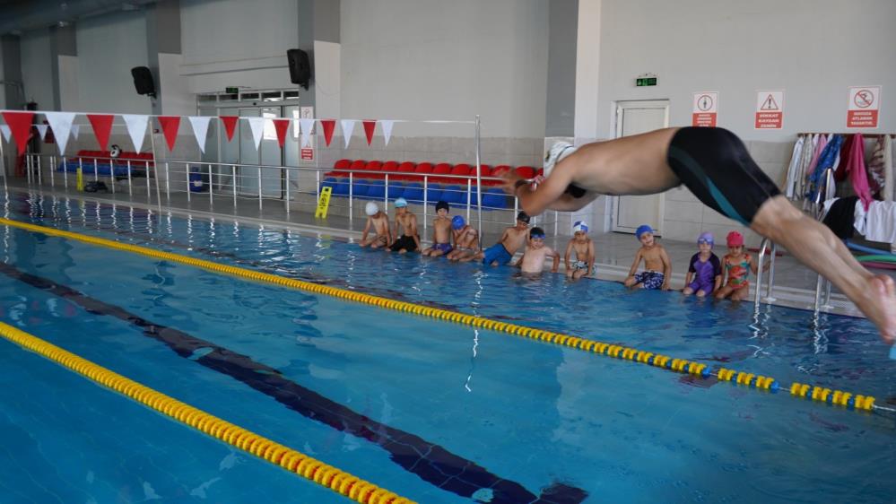 Yüzme havuzunda geleceğin sporcuları yetişiyor