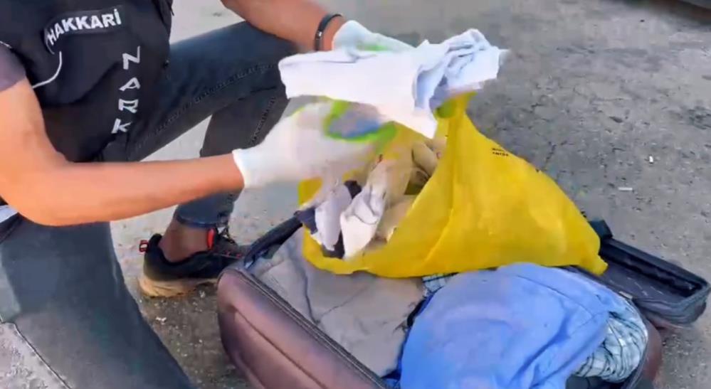 Yüksekova’da zehir tacirlerine darbe: Kıyafetlere emdirilmiş 13 kilo metamfetamin ele geçirildi