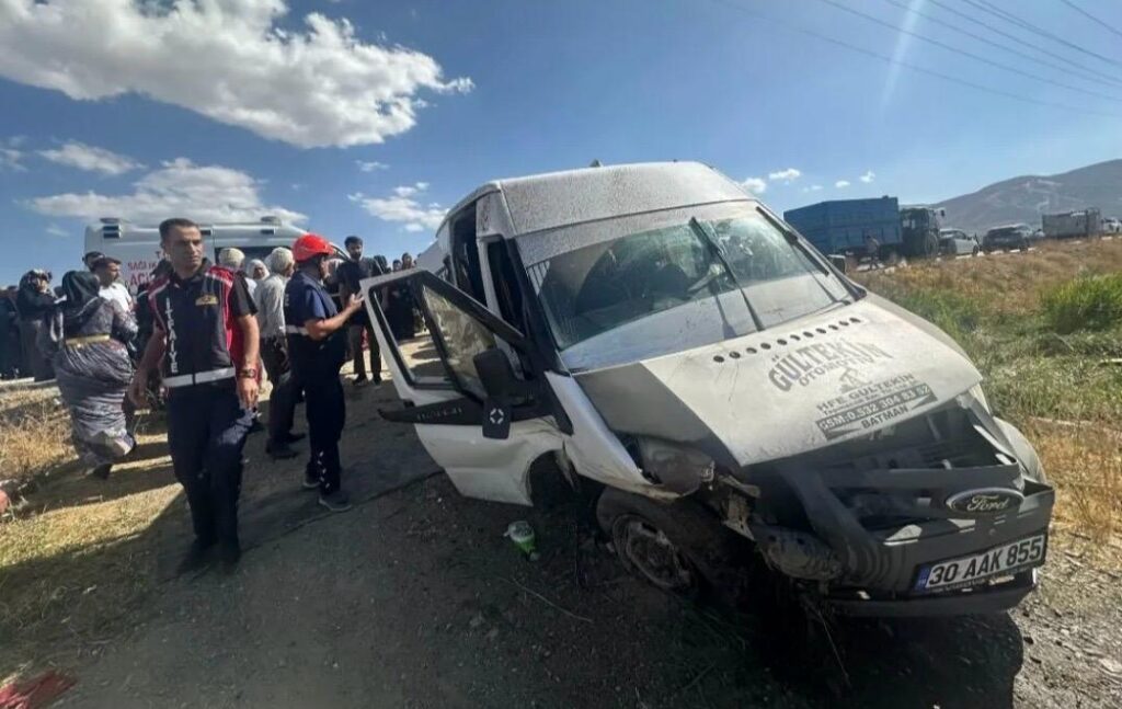 Yüksekova’da köy minibüsü logar çukuruna çarptı: 6 yaralı