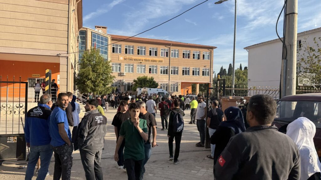 Okula silahlı saldırı düzenlendi: Yaralı öğrenciler var