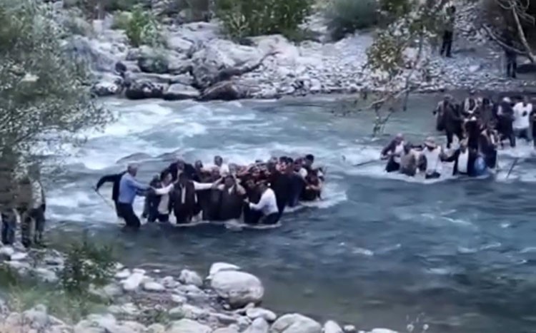 Yüksekova’da sarp arazide acı haber: Hayatını kaybeden adamın cenazesi dereden geçirilip omuzlarda taşındı