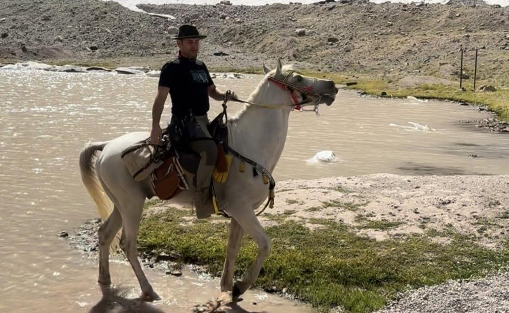 Yüksekova’nın zirvelerinde sıra dışı keşif: Cilo ve Sat dağlarını at sırtında gezdiler