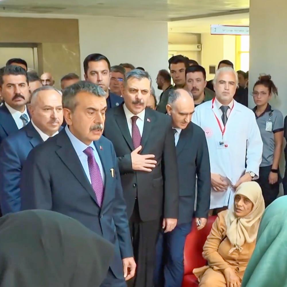 Bakan Tekin ve Bakan Çiftçi yaralı öğrencileri ziyaret etti
