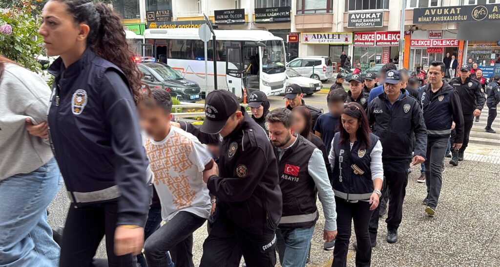 İnternetten araç satmak isteyenleri “güvenli ödeme” tuzağıyla dolandıran şahıslara operasyon: 18 gözaltı