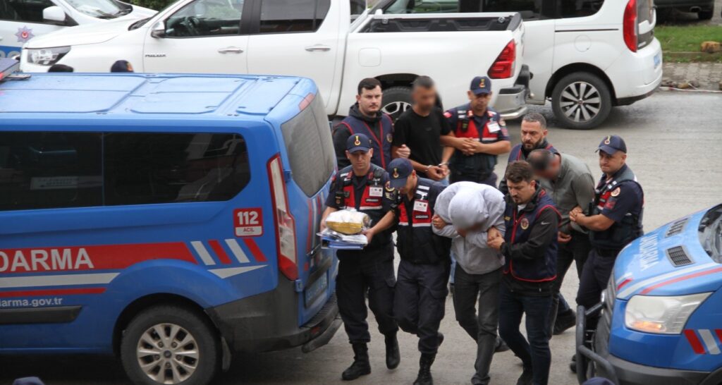 73 yaşındaki adama “kargo” yalanıyla 17 milyonluk senet imzalatmaya 4 gözaltı