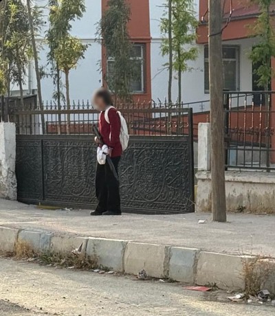 Elinde silahla okula gelen öğrenci böyle görüntülendi