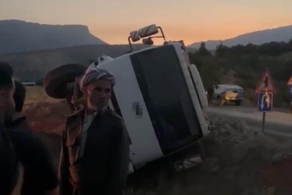 Derecik’de freni boşalan kamyonet devrildi: 1 yaralı