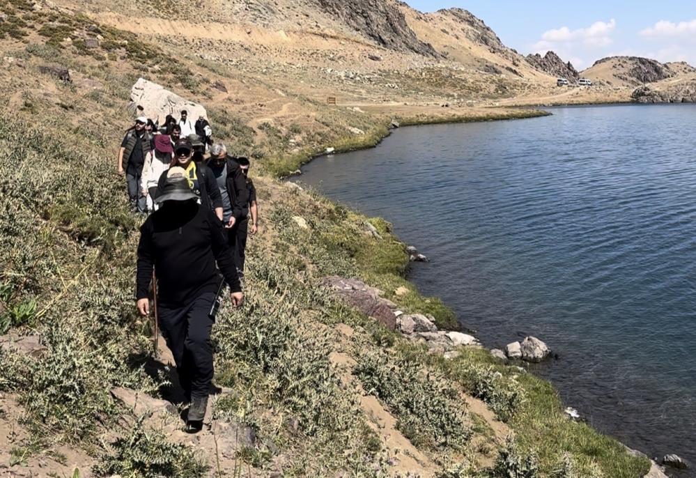 Doğaseverlerden 3 bin 500 rakımlı Sat Gölleri’ne yolculuk