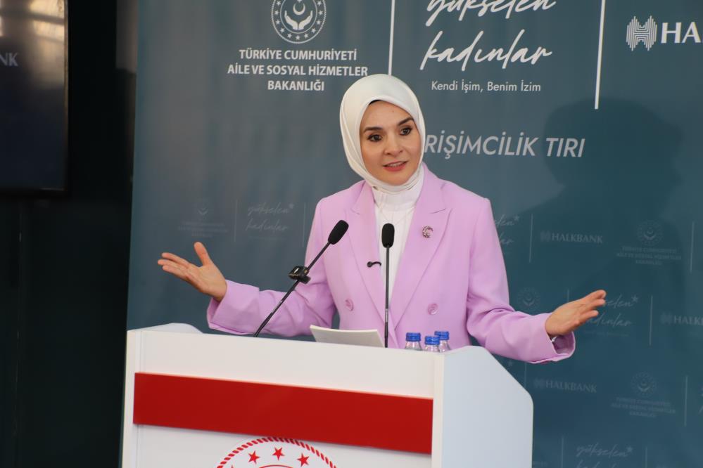 Bakan Göktaş, Hakkari’de kadınlarla buluştu
