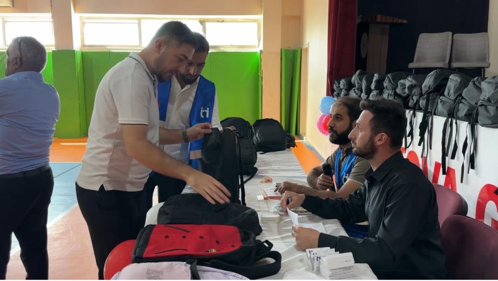 Yüksekova’da “İyilik Çantası” 100 yetim öğrenciye ulaştı