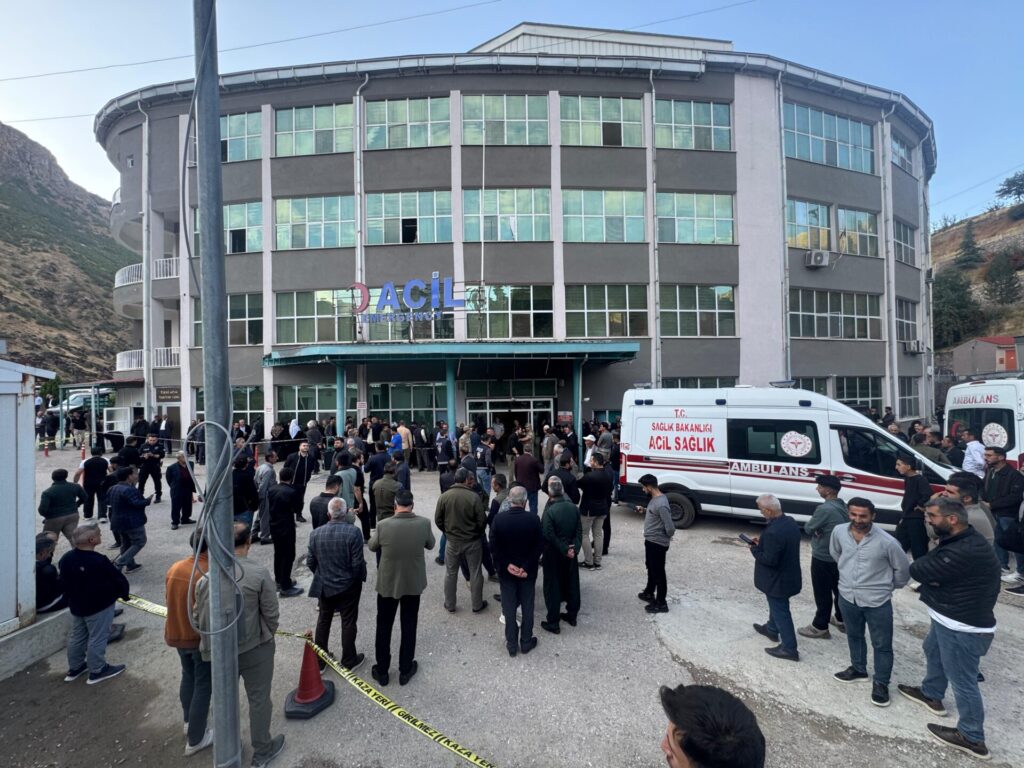 Şemdinli-Yüksekova yolunda feci kaza: 7 kişi yaralandı