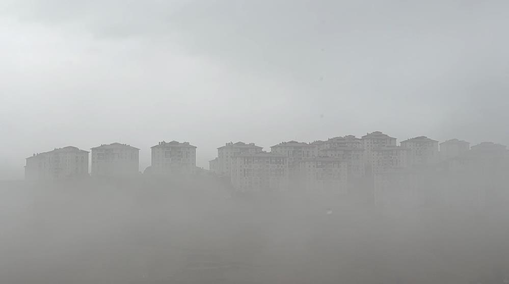Yüksekova’da yoğun sis etkisini sürdürüyor