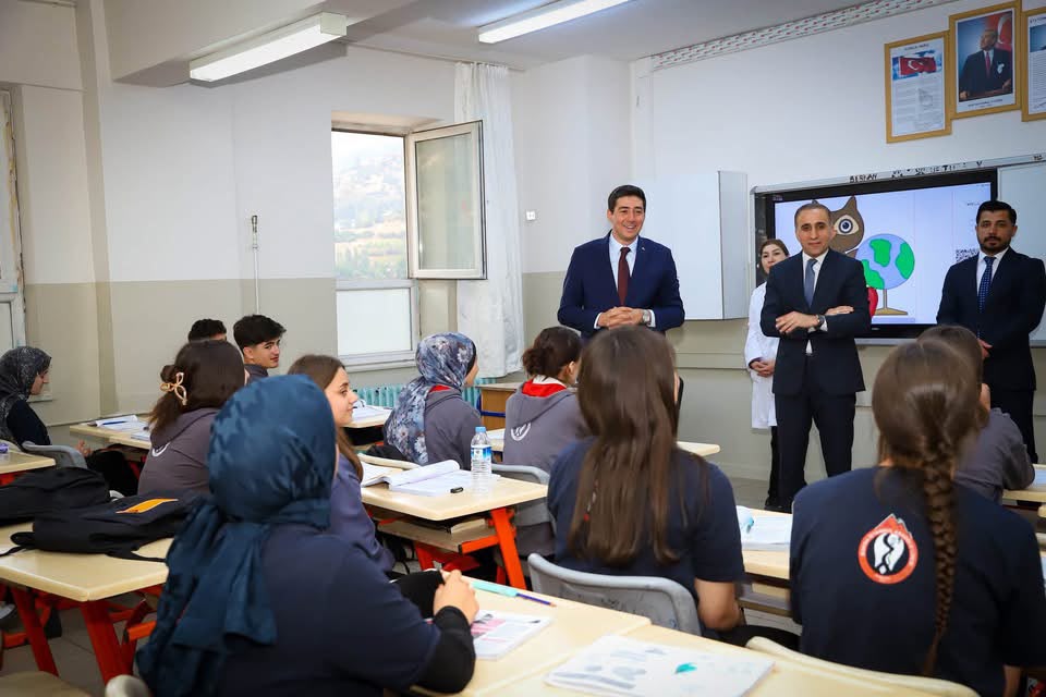 Hakkâri’nin Şemdinli ilçesinde Kaymakam Erdoğan’dan okul ziyareti