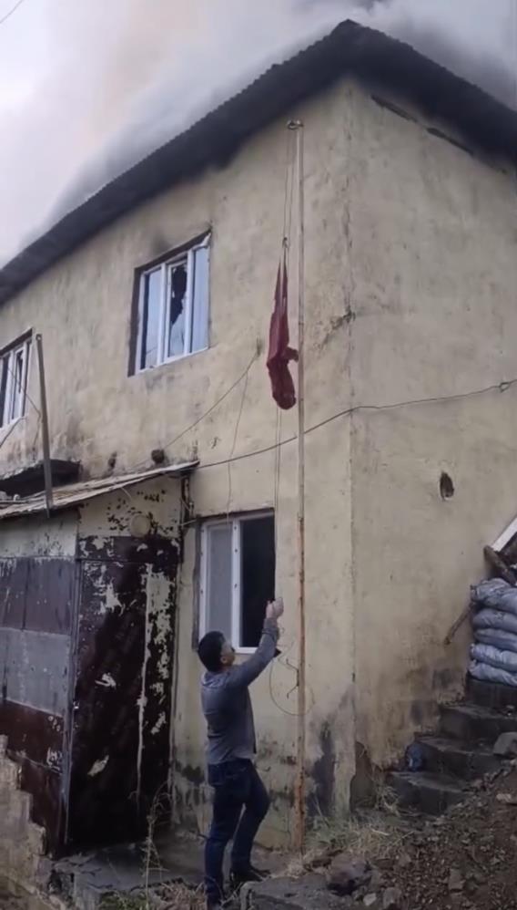 Okul yangınında yürekleri ısıtan an: Alevlerin arasından Türk bayrağını böyle kurtardı