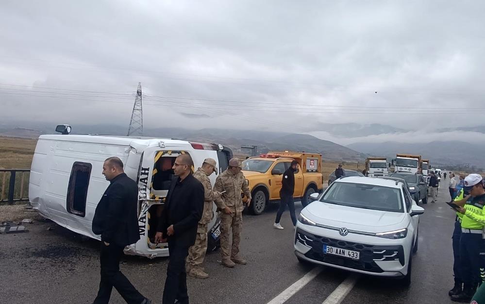 Yüksekova’da öğrenci servisi devrildi: 10 yaralı