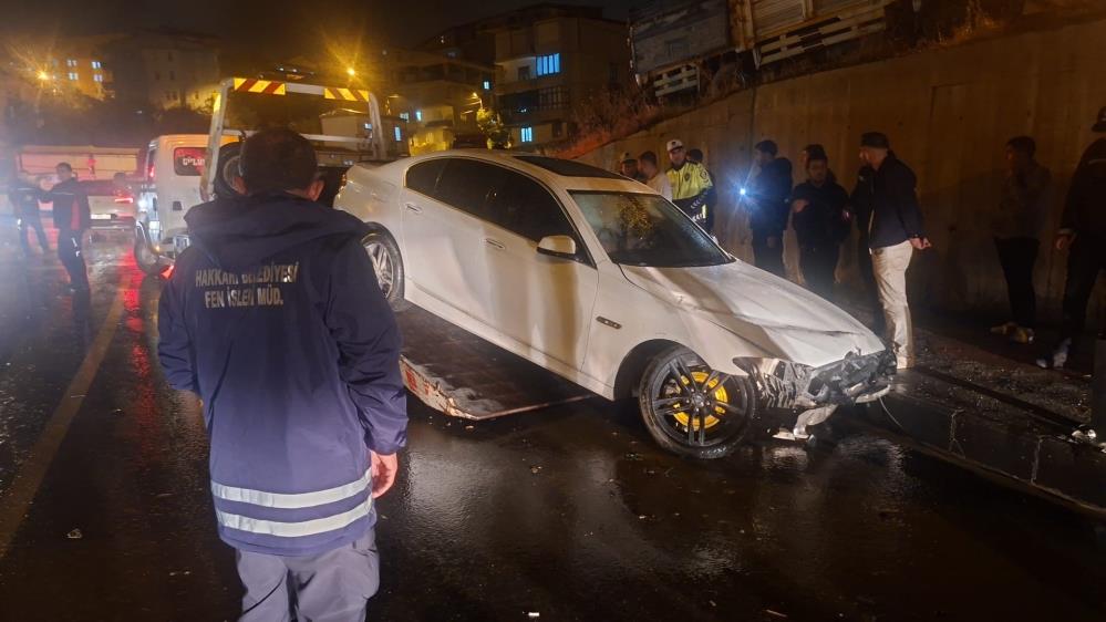 Hakkari’de otomobil tabelaya çarptı: 1 yaralı