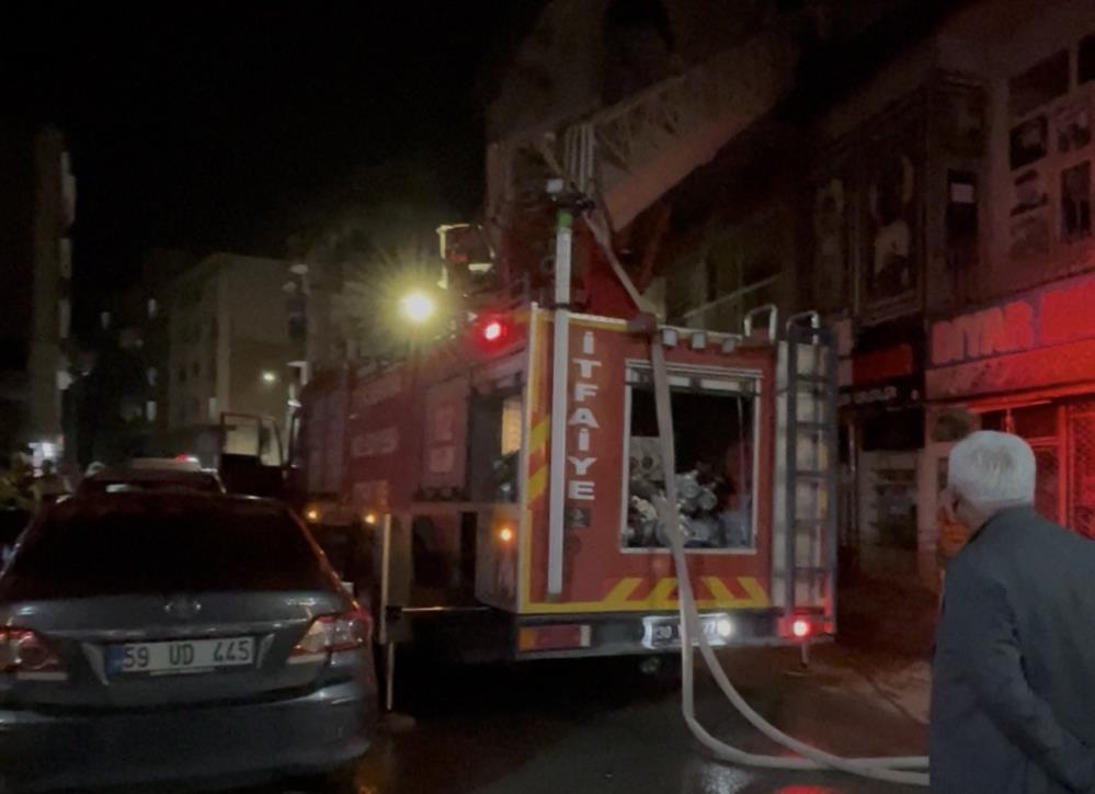 Yüksekova’da fırının çatısında çıkan yangın kontrol altına alındı