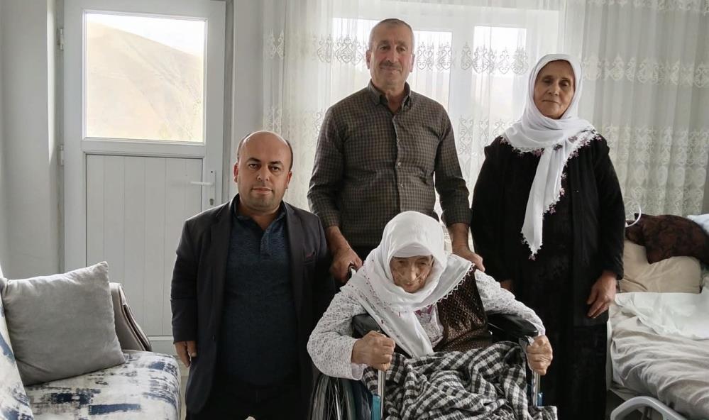 Yüksekova’da yüzleri güldüren yardım: Hatun Teyze tekerlekli sandalyesine kavuştu