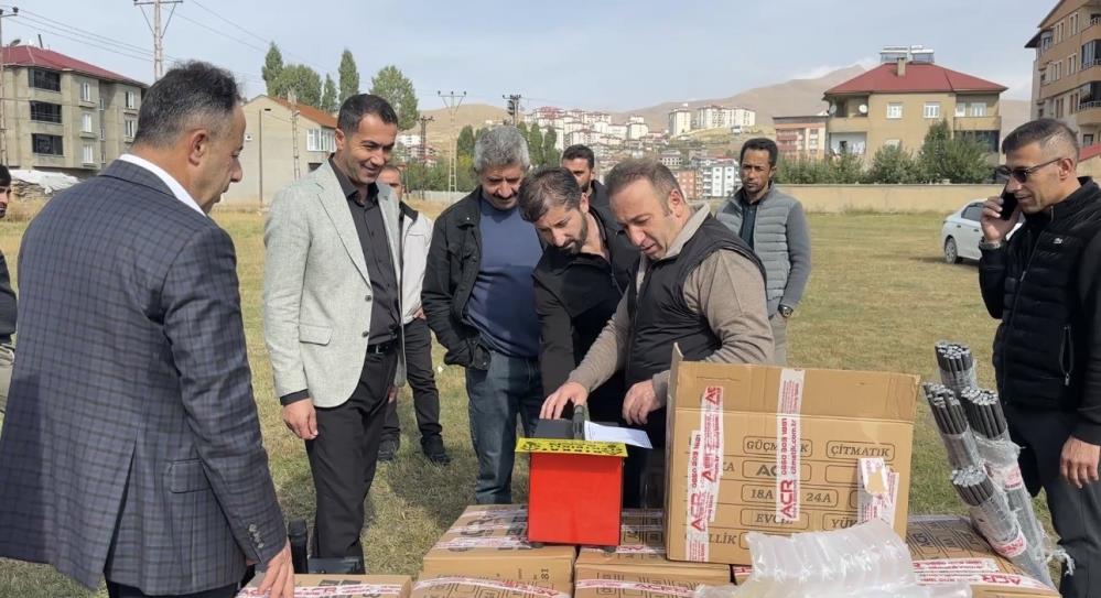 Yüksekova’da arılar elektrikli çitle koruma altında: 30 üreticiye hibe desteği