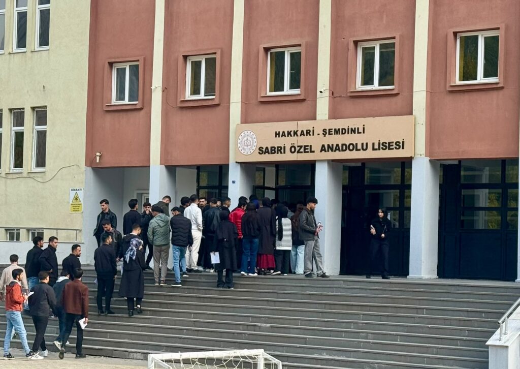 Şemdinli’de KPSS Heyecanı: Yaklaşık 2 Bin 600 Aday Sınava Girdi