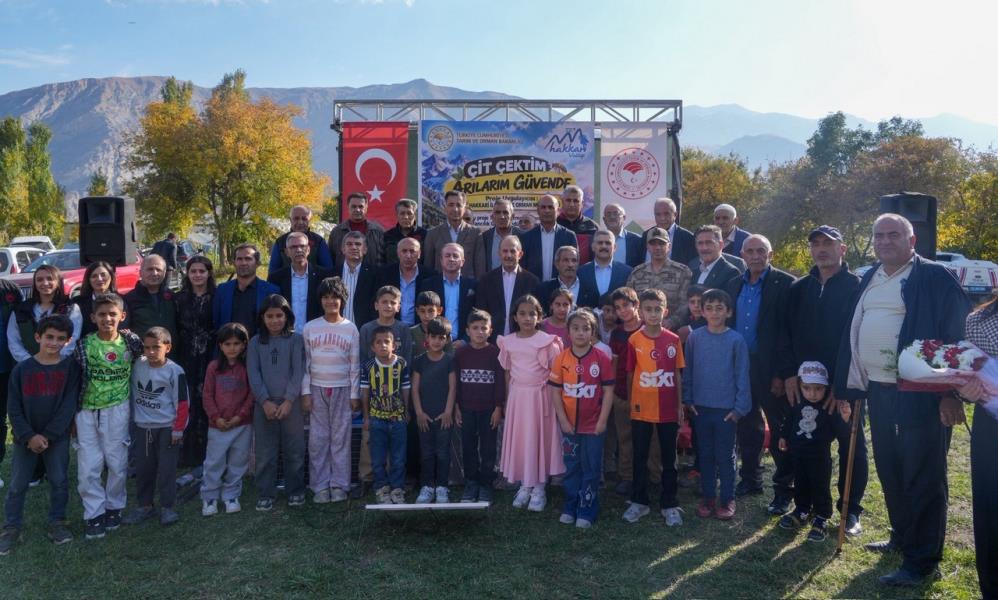 Hakkari’de 262 elektrikli çit dağıtıldı