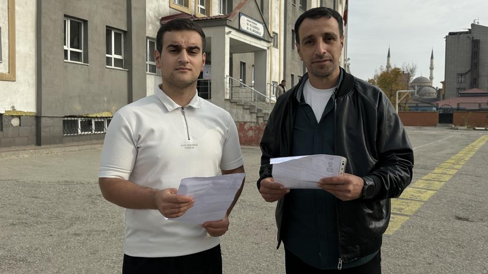 Baba-oğul aynı okulda sınava girdiler: “Amacımız herkesi okumaya teşvik etmektir”