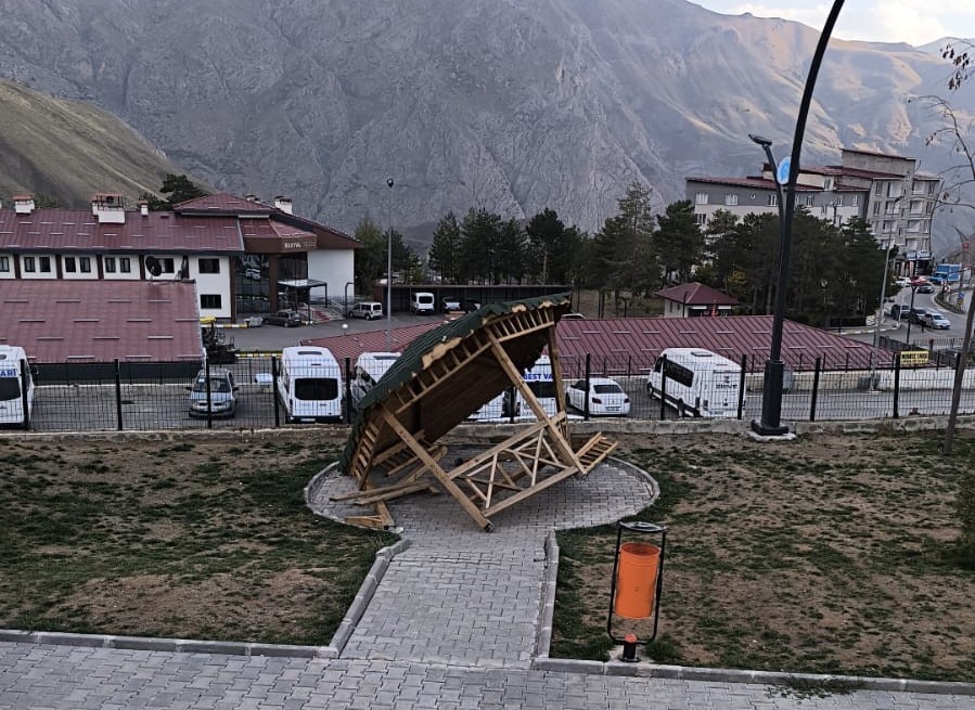 Hakkari’de yeni yapılan kamelyaya zarar verdiler