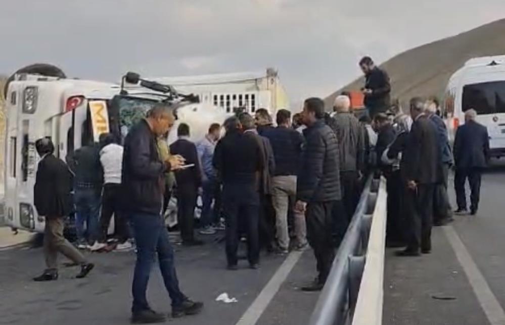 Van yolunda tır devrildi