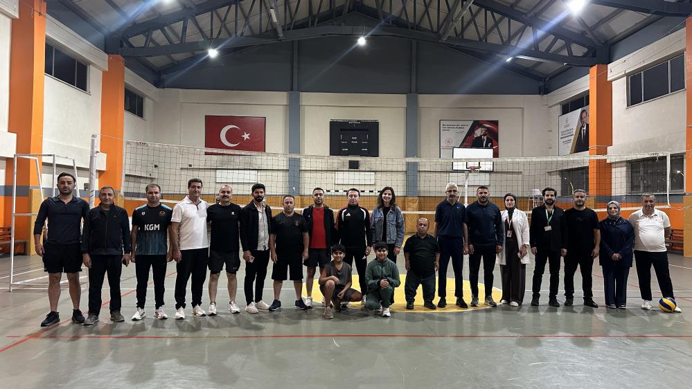 Kaymakam Hülür ve kurum müdürleri voleybol maçında buluştu