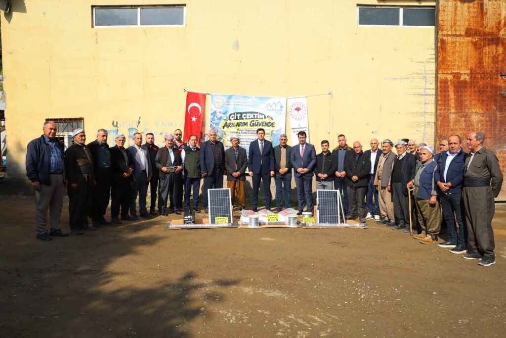Şemdinli’de 27 Arıcıya Elektrikli Çit Desteği Sağlandı