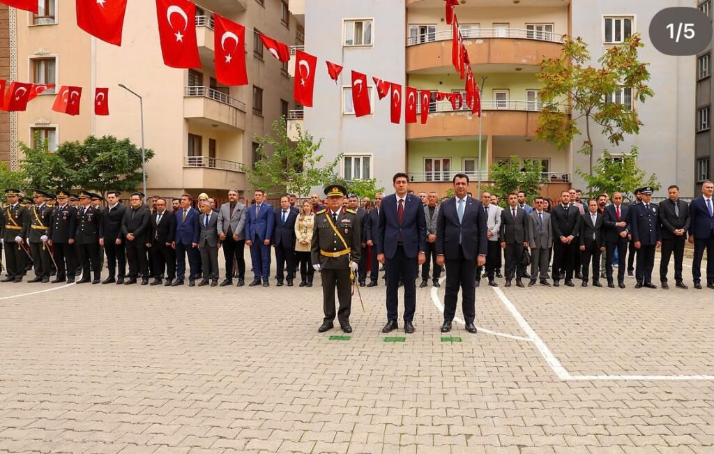 Şemdinli’de Cumhuriyet Bayramı İçin Çelenk Töreni Düzenlendi
