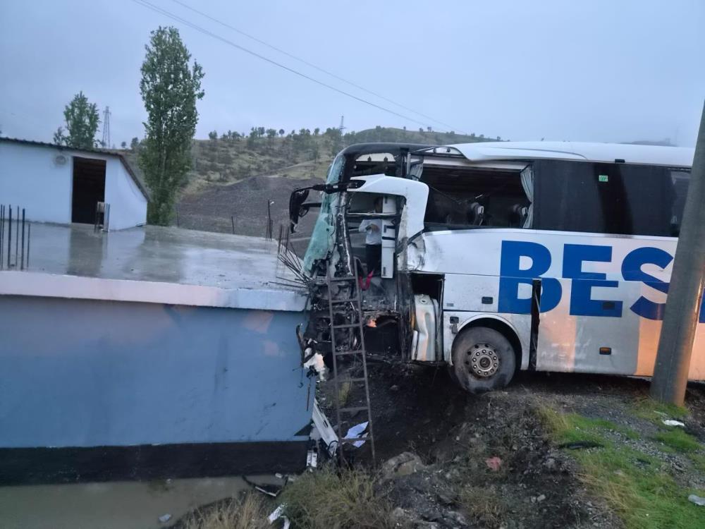 Şırnak’ta otobüs ile tır çarpıştı: 15 yaralı