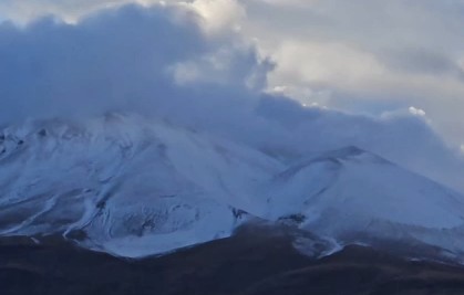 Süphan Dağı’na mevsimin ilk karı yağdı