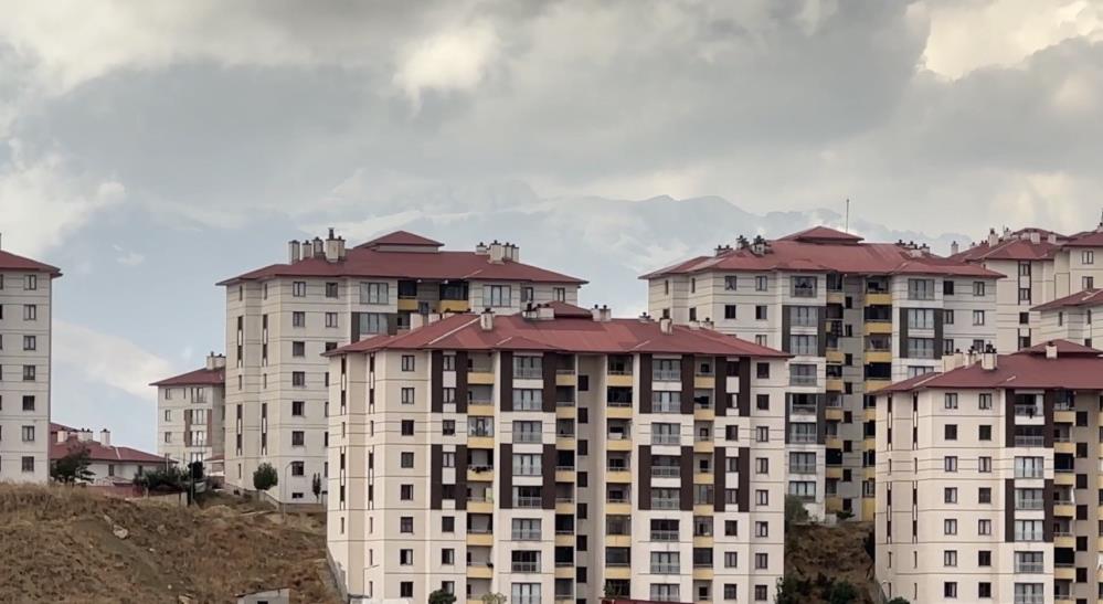 Yüksekova’ya mevsimin ilk karı düştü