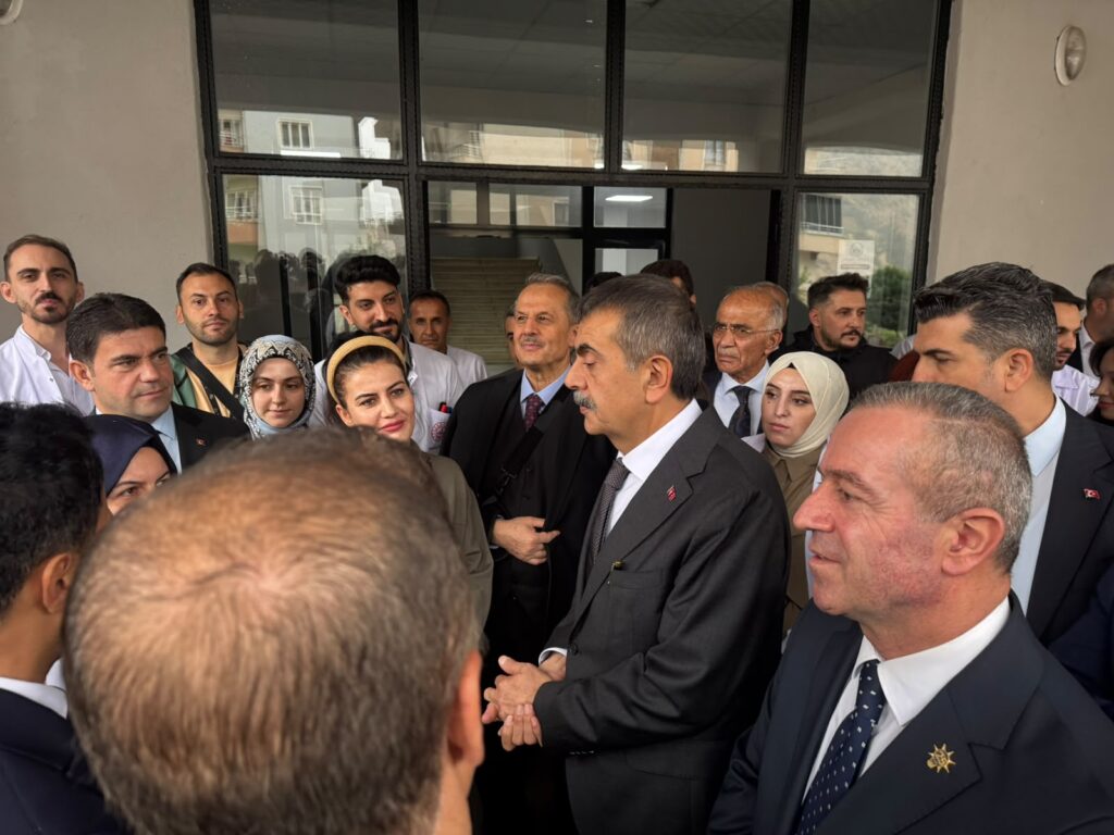 Bakan Tekin Şemdinli’de eğitim ve yerel yönetim temaslarında bulundu